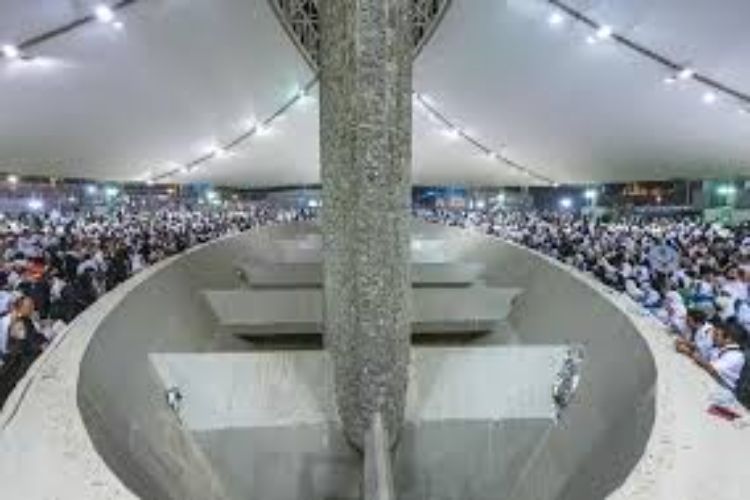 الحجاج يرمون جمرة العقبة الكبرى مع اقتراب ختام مناسك الحج