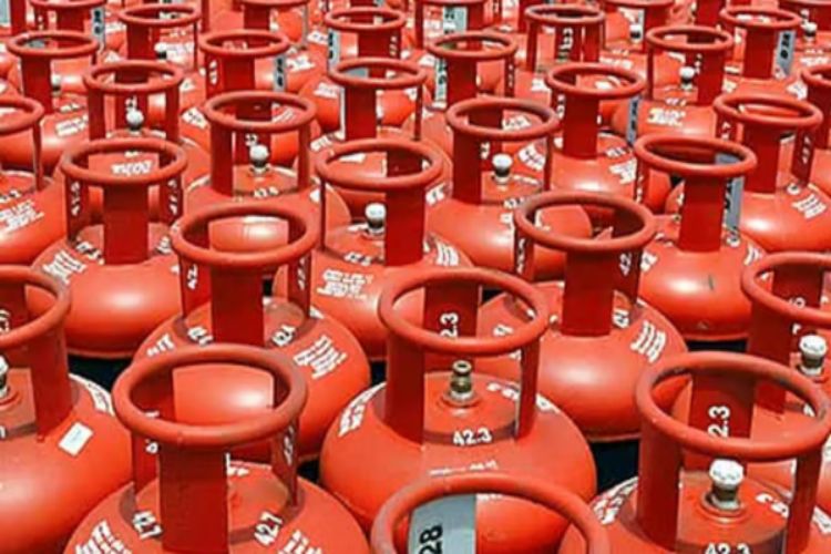 أسعار أسطوانات غاز البترول المسال التجارية ترتفع في أربع مدن رئيسة بالهند