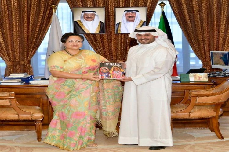سفيرة الهند لدى الكويت تبحث العلاقات الثنائية مع محافظ مبارك الكبير