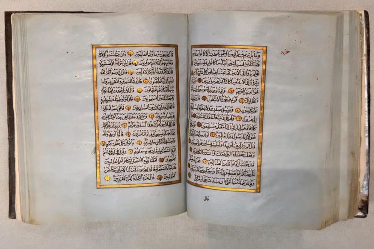 متحف القرآن الكريم بمكة يعرض مصحفًا نادرًا يعود إلى عام 1843م