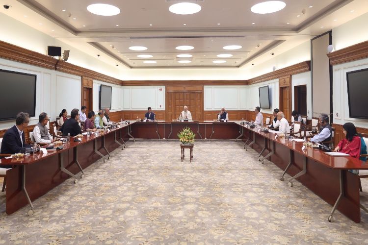 رئيس الوزراء يترأس اجتماع مجلس المستشارين الاقتصاديين