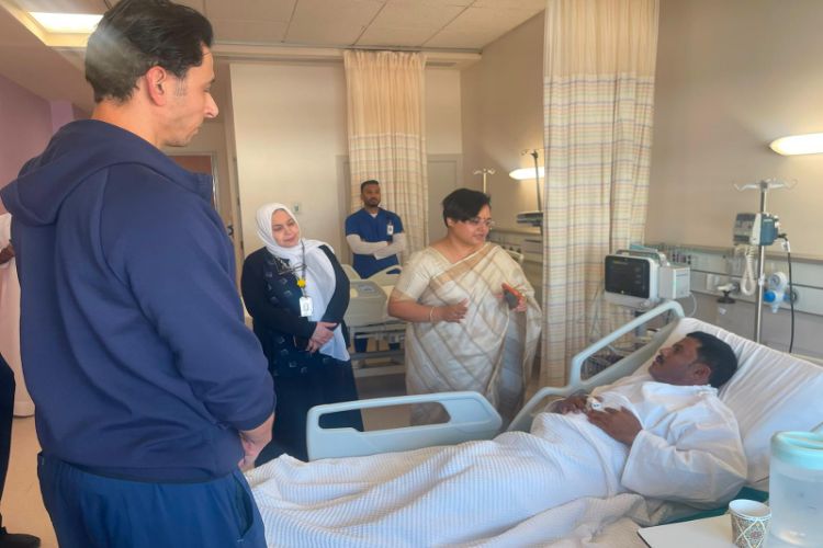 سفيرة الهند في الكويت تزور المصابين الهنود في مستشفى جابر