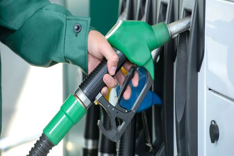 الحكومة تعفي بعض أنواع البنزين الممزوج بالإيثانول من رسوم الإنتاج