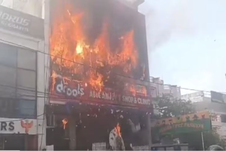 حريق لكناؤ يحرم أسرة من ابنتها قبل أيام من بدء فصل جديد في حياتها