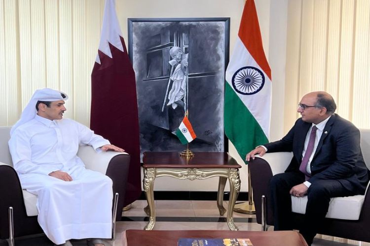 وزير الطاقة القطري يزور السفارة الهندية لتقديم التعازي في ضحايا حادث رأس لفان