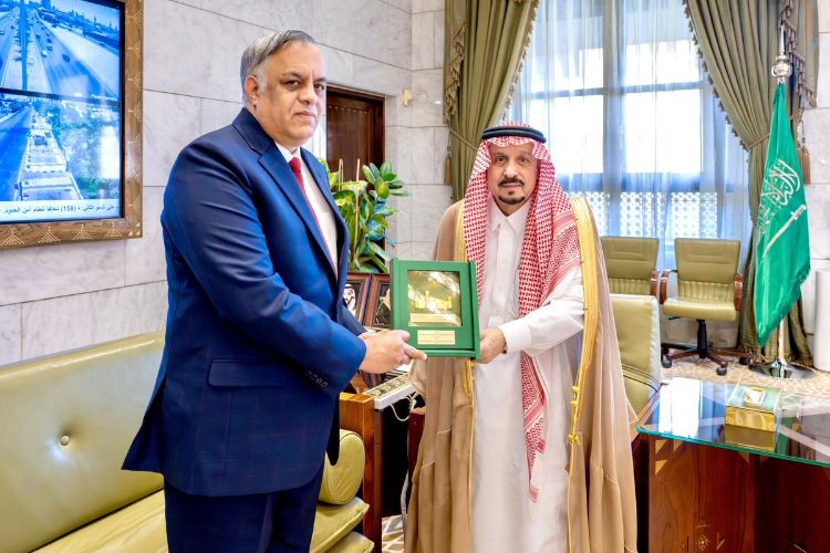 لقاء وداعي بين سفير الهند وأمير منطقة الرياض