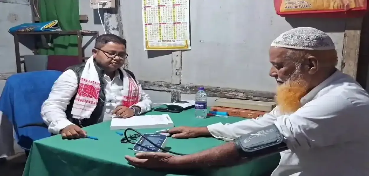 طبيب من آسام يخلّد ذكرى والديه بعلاج الفقراء مجانًا