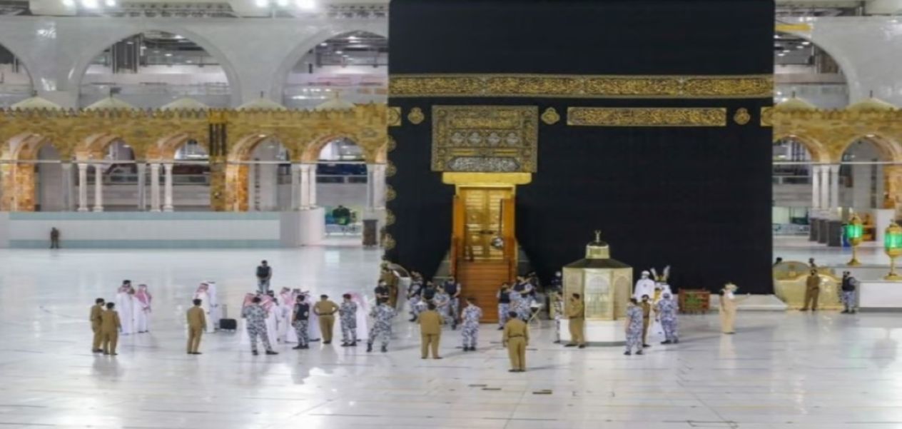 غسل الكعبة المشرفة.. مراسم إيمانية تتجدد في رحاب البيت الحرام