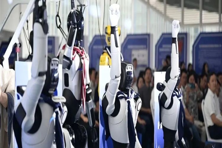 الصين تفتتح أول مدرسة لتأهيل الروبوتات للعمل في سوق العمل