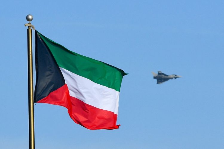 الكويت تتصدى لهجمات صاروخية ومسيرات معادية