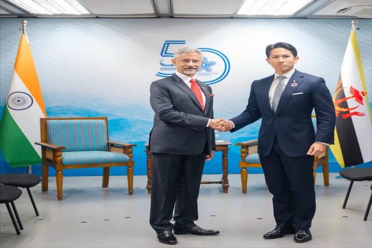 وزير الخارجية إس. جايشانكار مع وزير خارجية بروناي الأمير عبد المتين