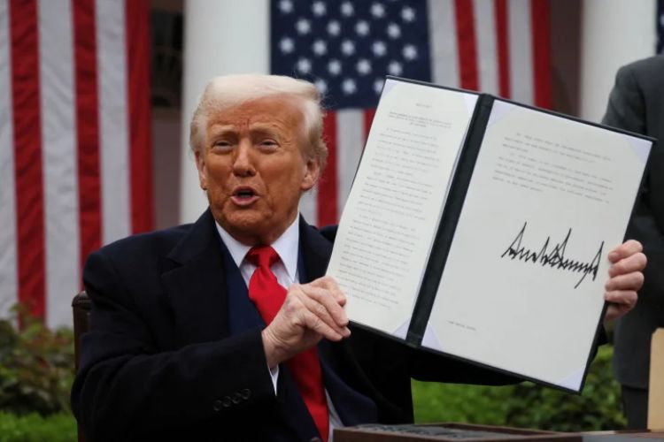 ترامب يفرض رسوما جمركية جديدة على 60 شريكا تجاريا