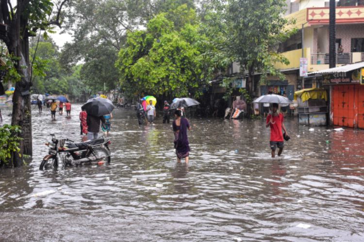 غوجارات: هيئة الأرصاد الجوية تصدر إنذارًا أحمر بسبب أمطار غزيرة جدًا في 13 منطقة