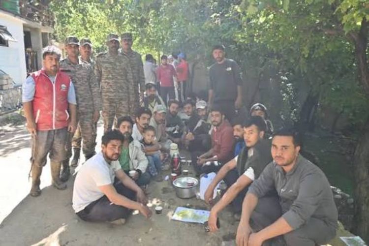 سيول مفاجئة تضرب قرى كارغيل إثر أمطار غزيرة.. والجيش والشرطة يطلقان عمليات إغاثة وإنقاذ