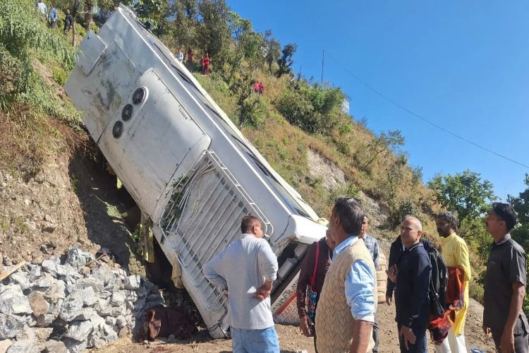 أوترا براديش: مقتل شخص وإصابة 30 آخرين إثر سقوط حافلة تقل حجاجًا في حفرة