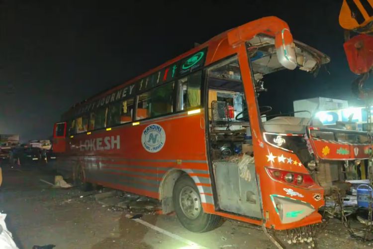 15 مصابًا إثر انقلاب حافلة في أورانغ آباد بولاية بيهار