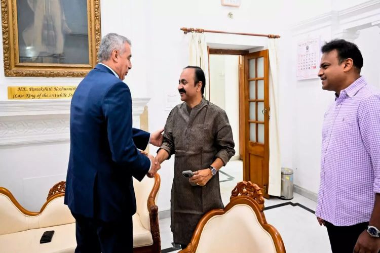 سفير فلسطين يلتقي كبير وزراء كيرالا ويبحث العلاقات الثنائية