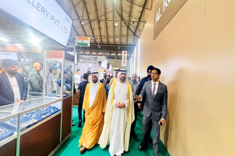 نائب حاكم الشارقة برفقة القنصل العام للهند بدبي يزور الجناح الهندي
