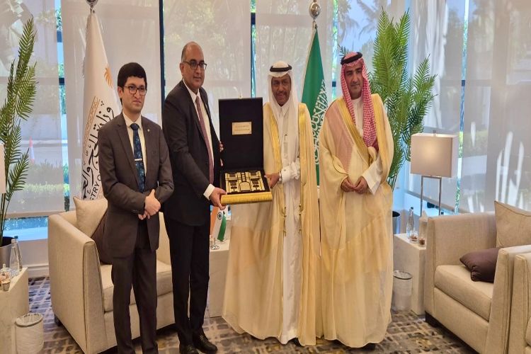 السفير فيبول يلتقي نائب وزير الحج والعمرة في المملكة