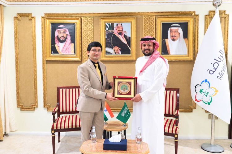 القنصل العام الهندي يلتقي مسؤولًا بوزارة الرياضة السعودية