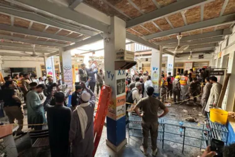 باكستان: مقتل 27 طالبًا ومعلمة إثر انهيار سقف مدرسة خاصة في بيشاور