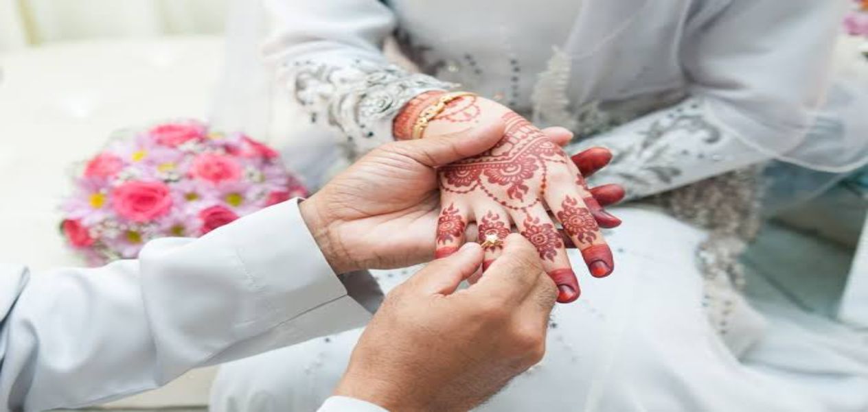 اللِّباس في القرآن الكريم: الزوج والزوجة لباسٌ أحدهما للآخر