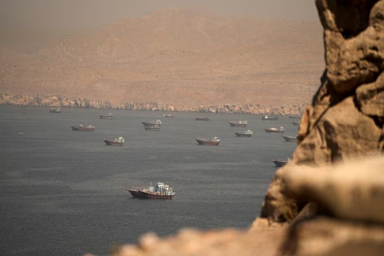 سلامة 21 بحّارًا هنديًا بعد استهداف ناقلة نفط في مضيق هرمز