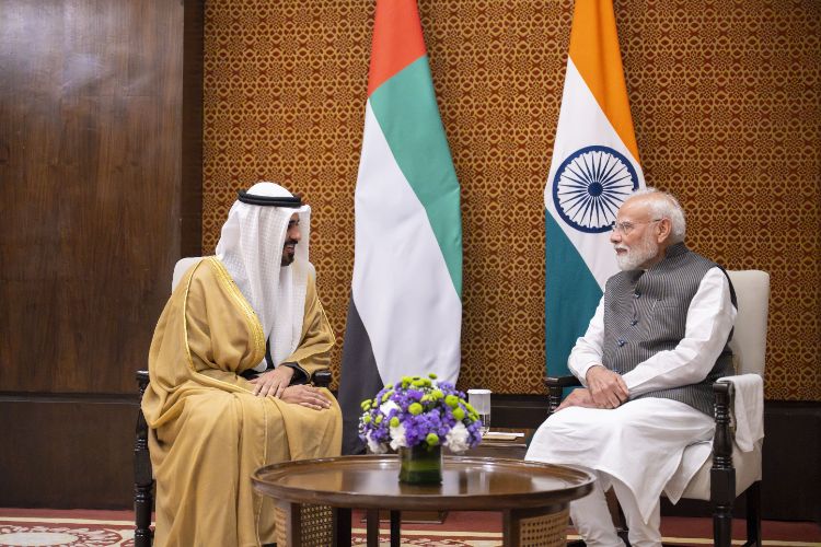 ذياب بن محمد بن زايد يلتقي رئيس الوزراء مودي على هامش قمة 