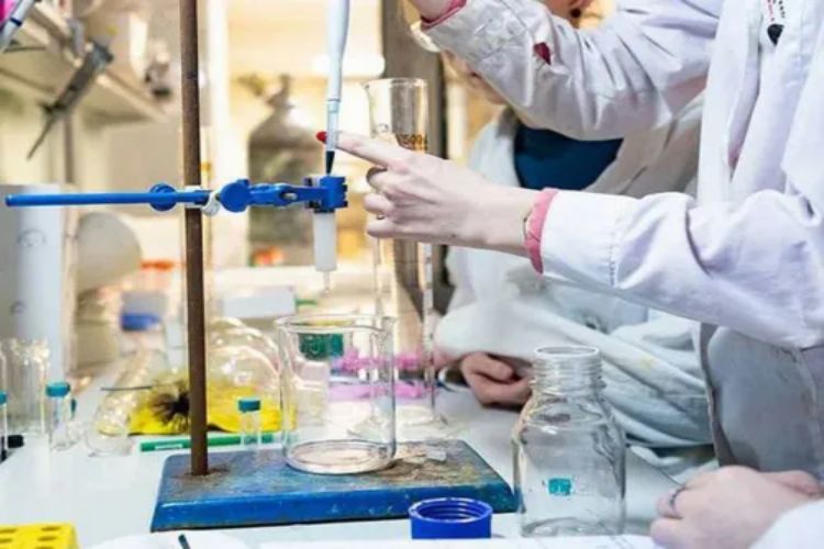 علماء روس يبتكرون مادة من ألياف الكربون لتنقية المياه والهواء من السموم