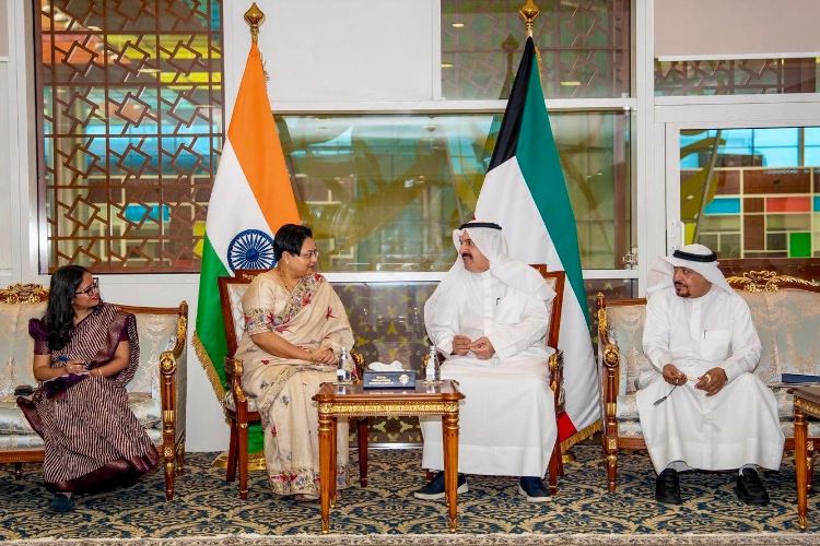 السفيرة الهندية تريباثي تلتقي وزير المالية الكويتي